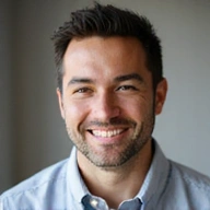 Carlos R. sonriendo satisfecho con su consulta online